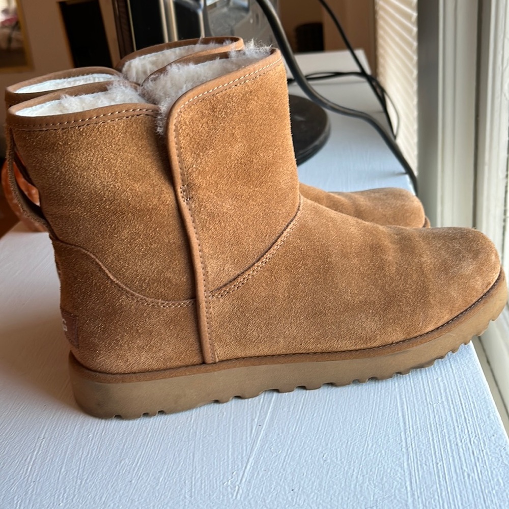 Super Cute Ugg Minis! Women’s size 8.5, worn once or twice, no flaws!